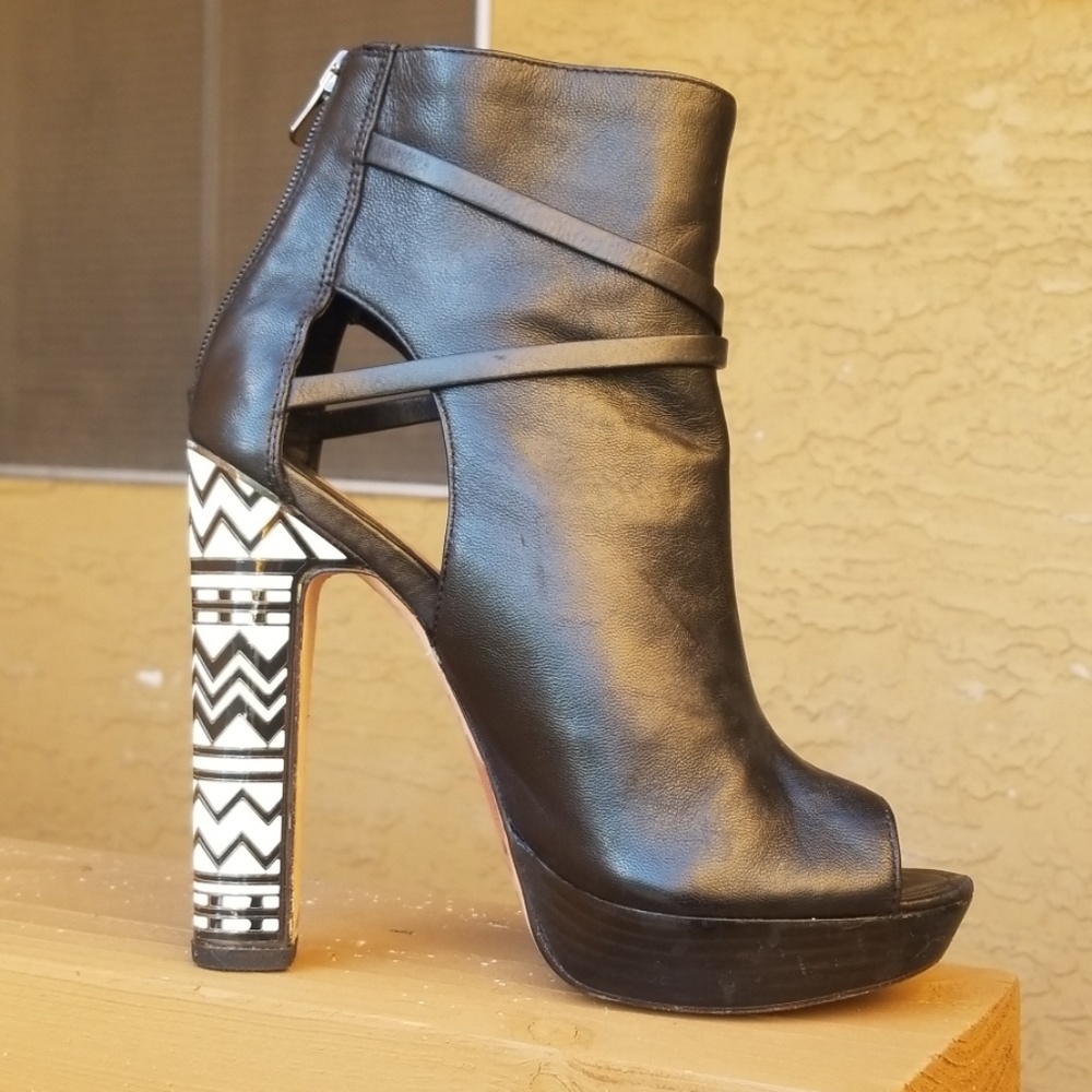 BCBGMAXAZRIA Tribal shoes